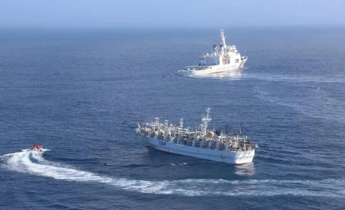 凌晨2点，中国海警截停日本渔船，上船检查了足足3个小时！

根据日媒的说法，一艘