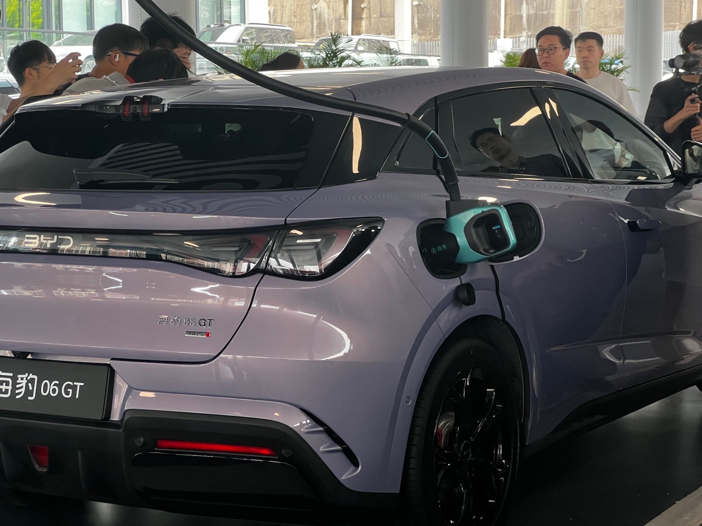 昨天上市，今天交付刚刚，在深圳参加首台海豹06GT交车仪式同时在现场我见识了闪充