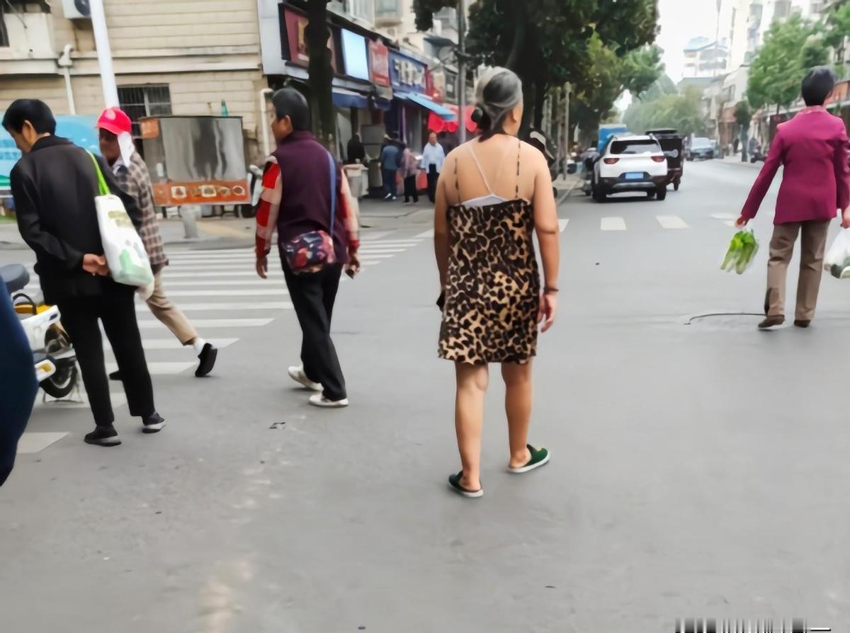 豹纹吊带裙+10℃街头，我一路目送那大妈，脖子没缩，手没插兜，步子比我还稳。
我