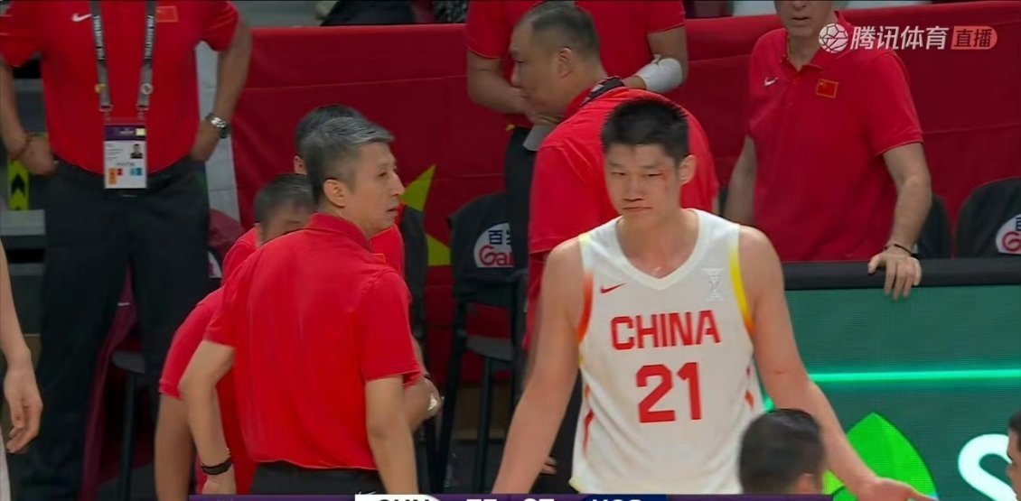 胡金秋，真的硬汉！恭喜中国男篮时隔10重回四强！胡金秋血染赛场 ​​​