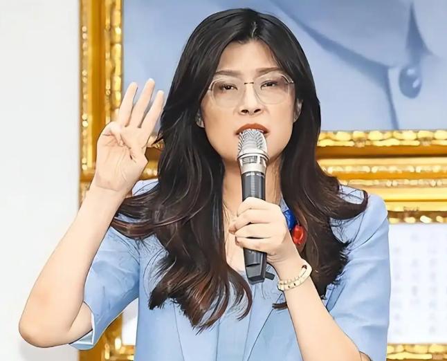 想啥呢？郑丽文高调访美，还妄想在中美之间二选一

先看她这趟美国行的布局，显然不