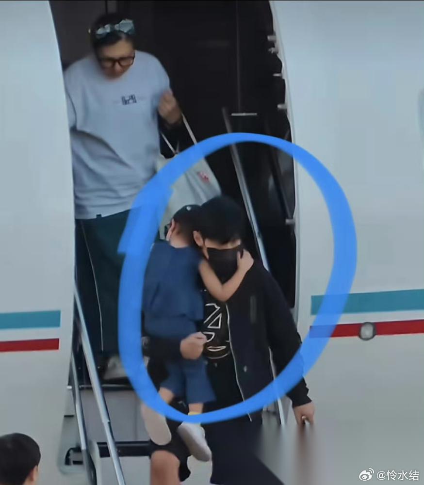 全网都在吹昆凌带娃空隙开演唱会搞事业，真相简直让人笑掉大牙。  翻遍了这两年的行
