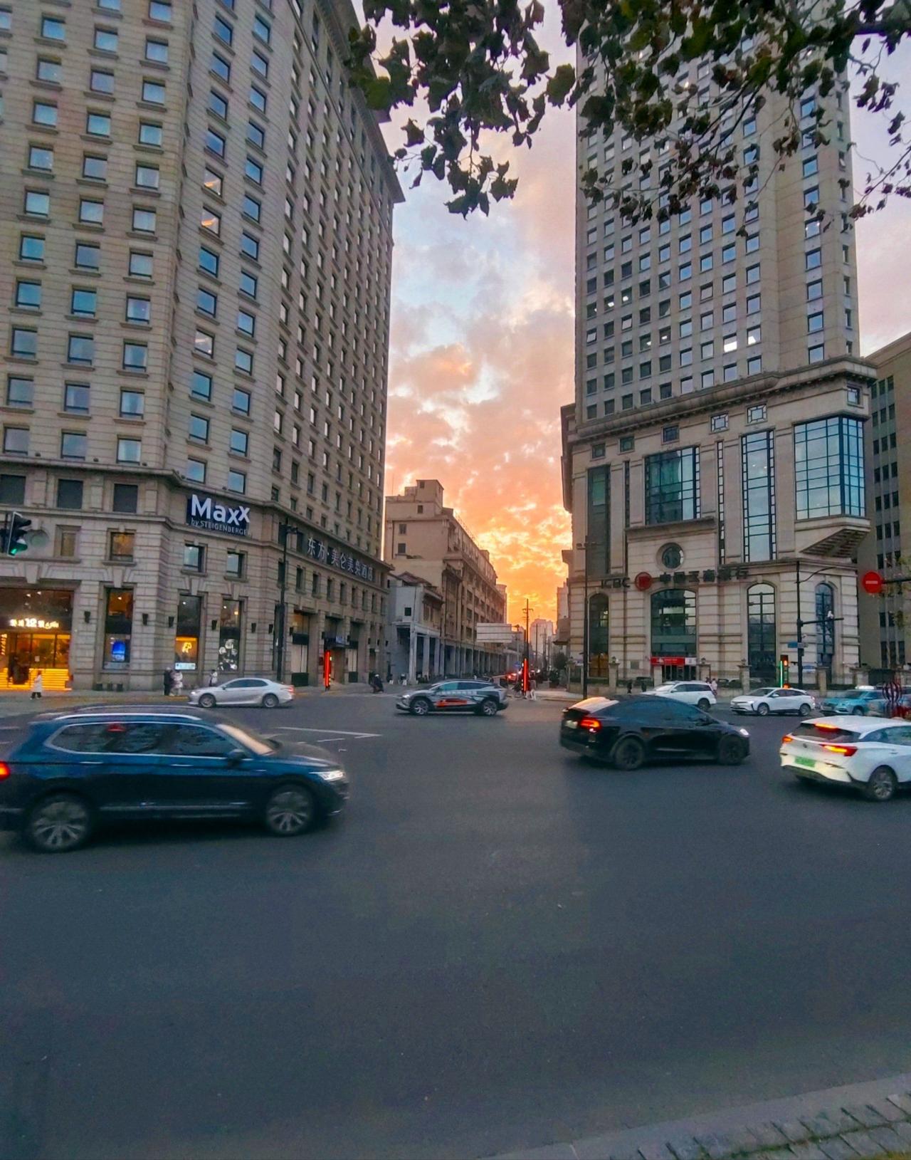 暖冬

清晨的阳光漫过窗台，空气里浮动着细碎的暖意。街角的残雪在光晕里消融，枝头