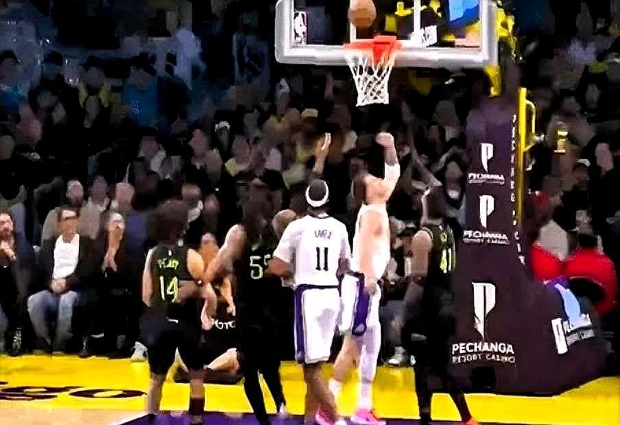 湖人球迷今天看球笑出声！东契奇首节打鹈鹕时又摊手了——本来对着裁判比划要犯规，结