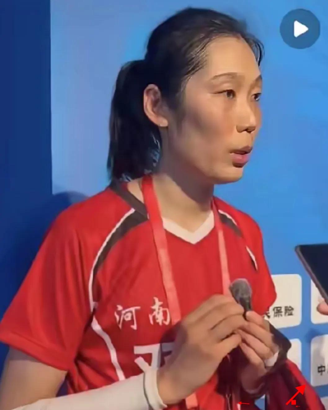 以后坚决不看朱婷的比赛了！不是她打得不好，而是她这“莫名其妙”的打法，实在让人又