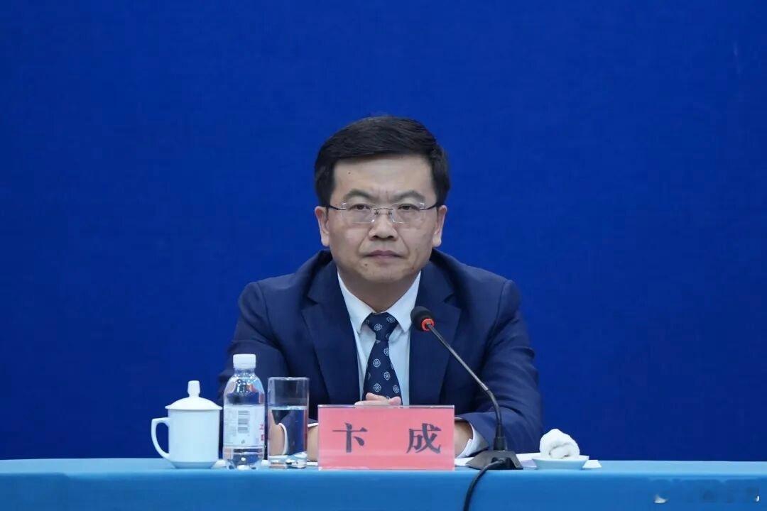 54岁的青岛市发展改革委主任卞成，今天公示，即将升任正厅级。卞成是威海荣成人，生