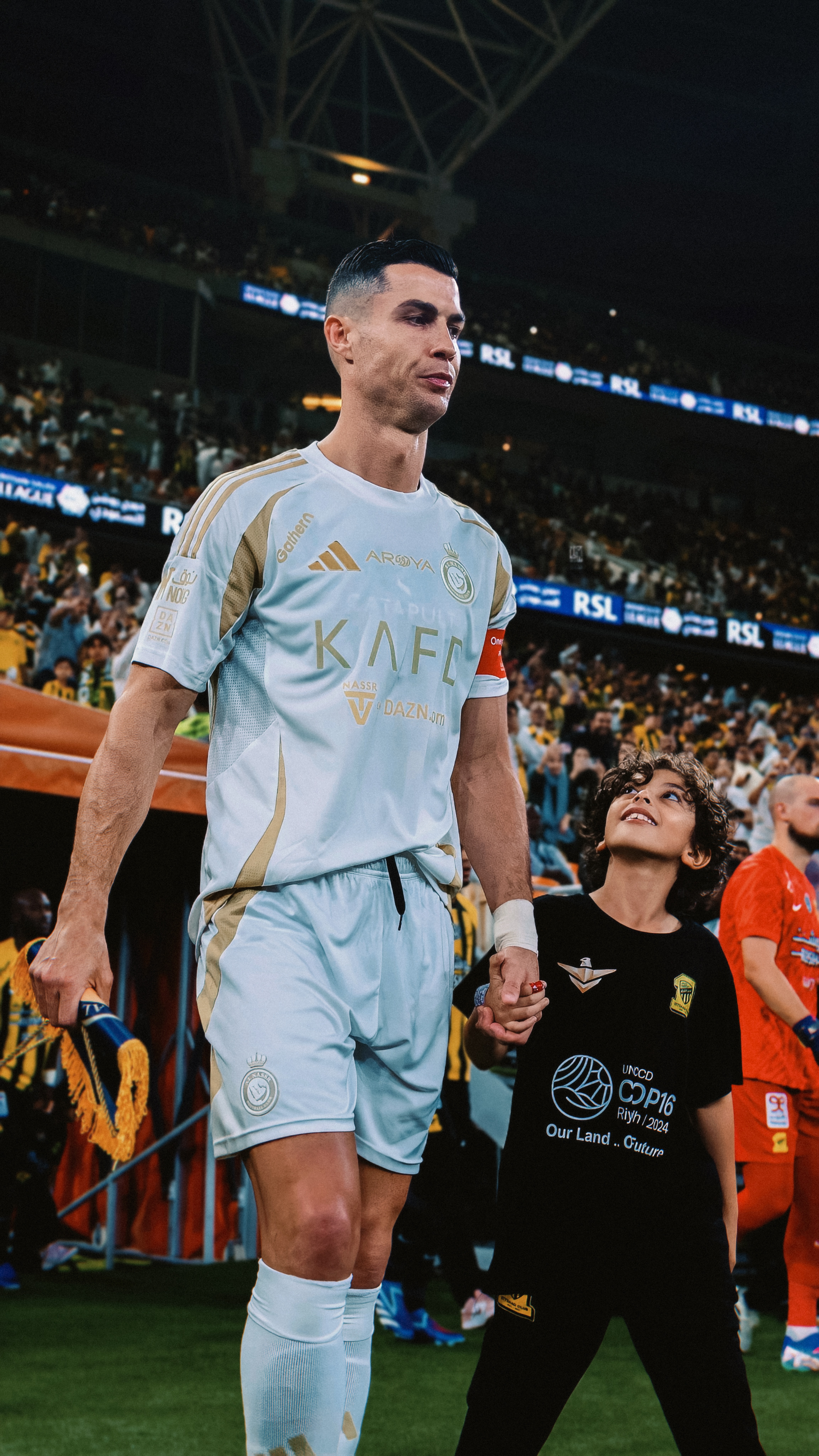 C罗  超话年度竞耀时刻  📸 自己的球童在看他，本泽马的球童也直勾勾的看他 