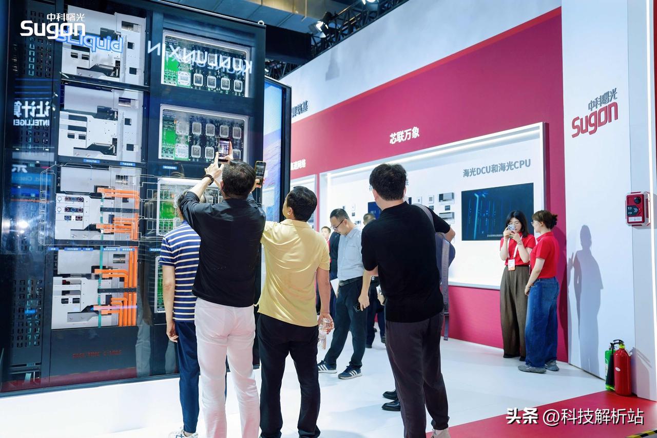 逛完今年 WAIC 的算力展区，最大的感受是国产算力终于走出了单一内卷，华为 A