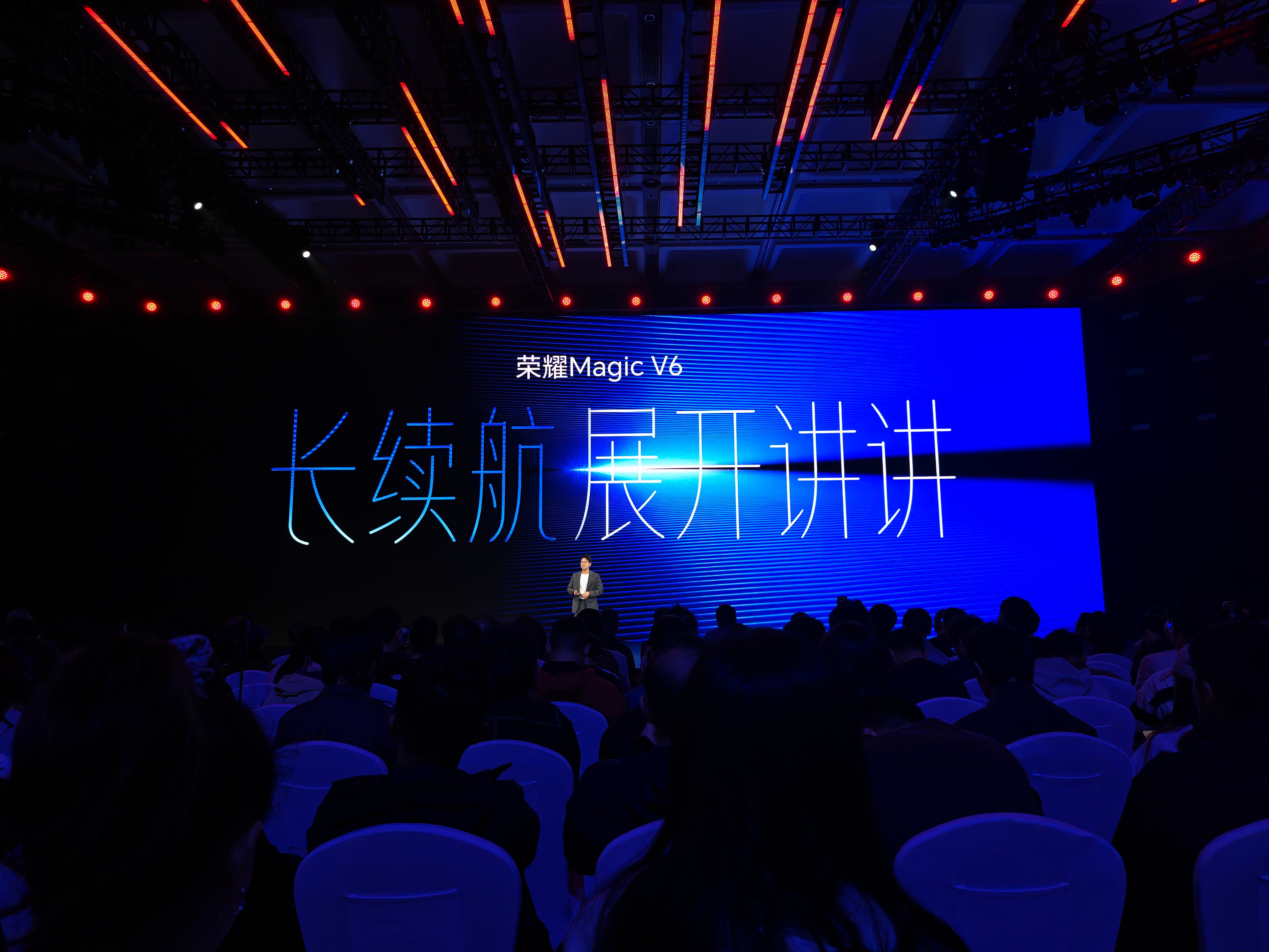 行业最强电池和行业唯一八核骁龙顶级芯片荣耀MagicV6，堆料已经不用说太多了科