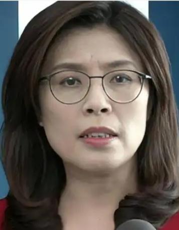 郑丽文这次“先陆后美”的行程，看着就像在中美间走钢丝。她宣称访美是为传达两岸和平