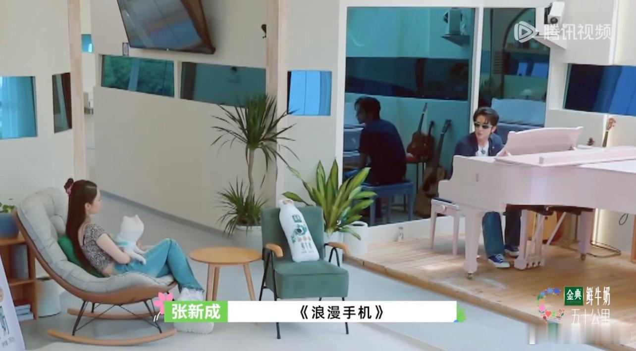 #张新成自弹自唱浪漫手机# 张新成完全就是浪漫主义啊，弹唱好有魅力！ #张新成和