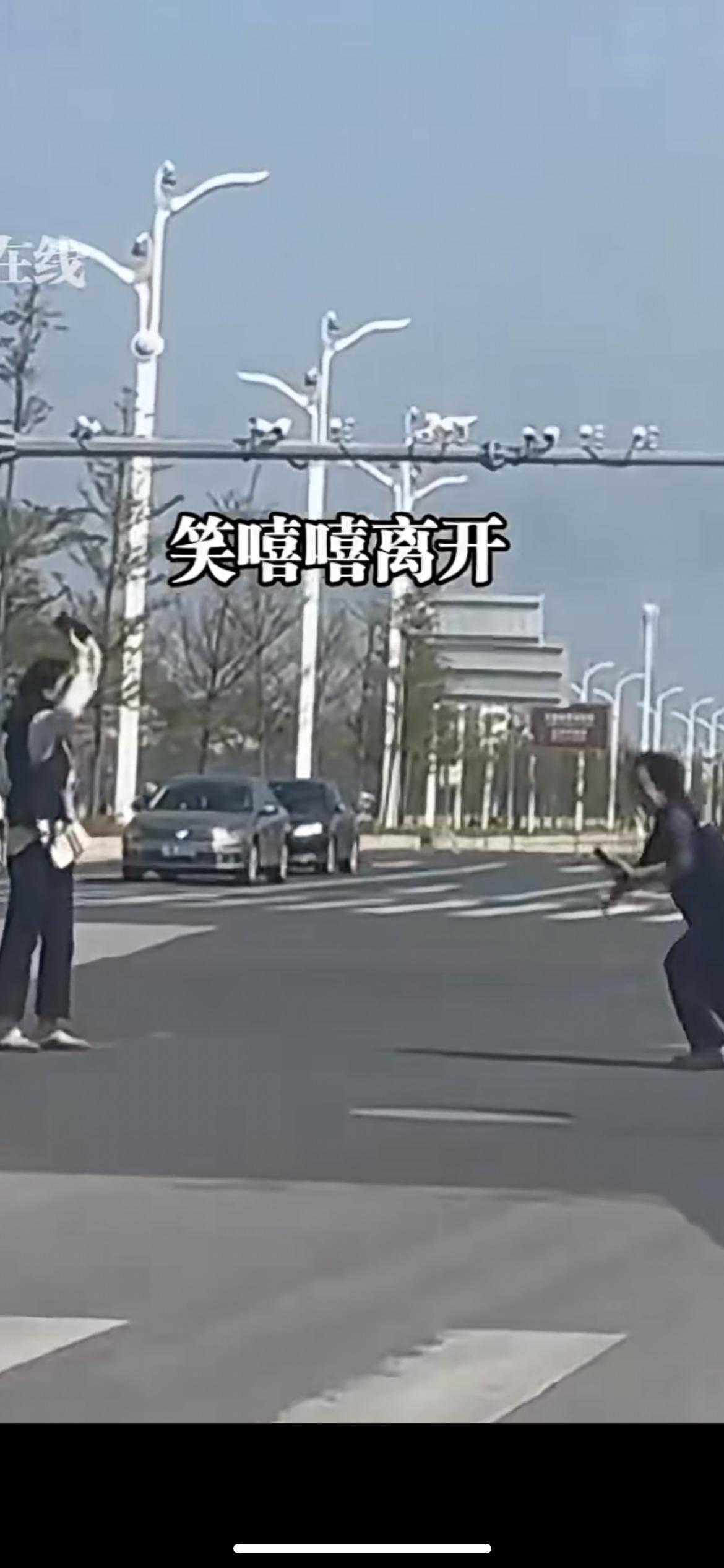 12月30日广西，两位阿姨站在道路中心拍照，全然不顾及自身安全尽情摆姿势，绿灯后