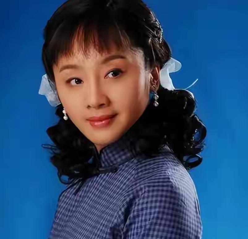 今天才知道唐静原来是王新军前妻。这几年经常看到秦海璐和王新军秀恩爱，两人看着也挺