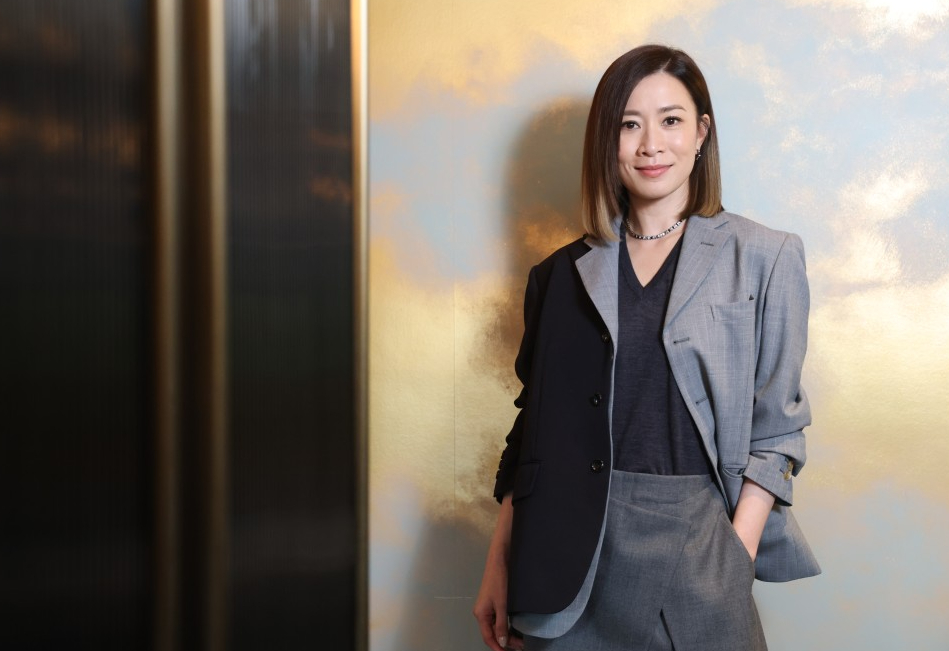 两年前，佘诗曼（阿佘）多了一个身份 —— 新闻女王文慧心（Man 姐）。虽然只是