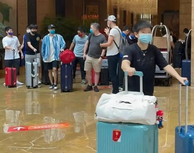 8.5国乒出发横滨，孙颖莎这次推了两个大箱子，大头呢？

横滨冠军赛后天开打，