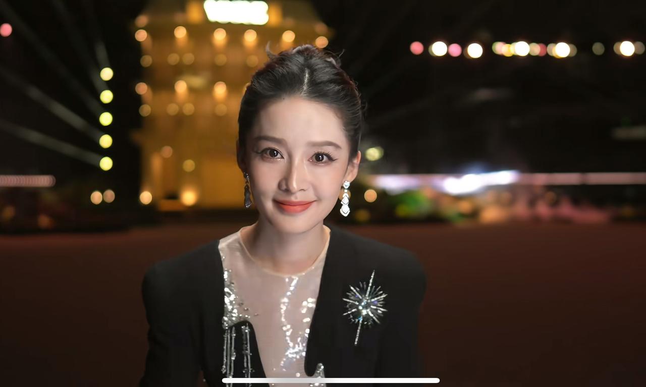 我发现了内娱的一个规律，
准的可怕，
那就是越自然的人越容易被记住，比如李沁。