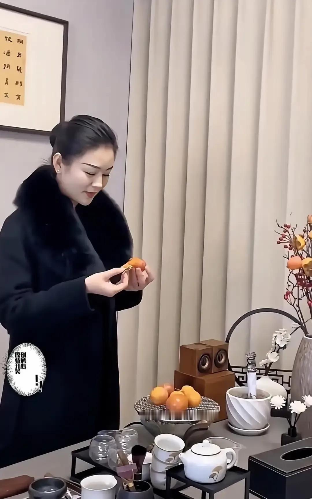 刷到曲迦大师说太操心的人没福报，我直接暂停洗碗。
视频里他穿灰布衫，背景像民宿大