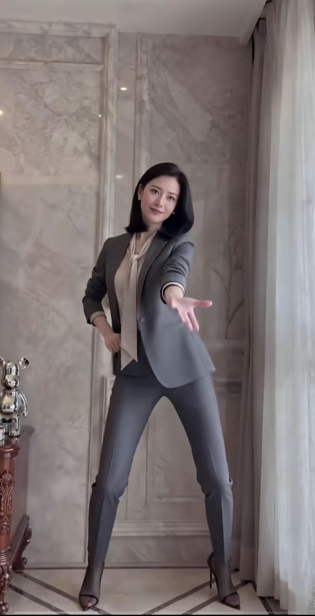 今天就穿这双高跟鞋配这身衣服吧！准备上班去了