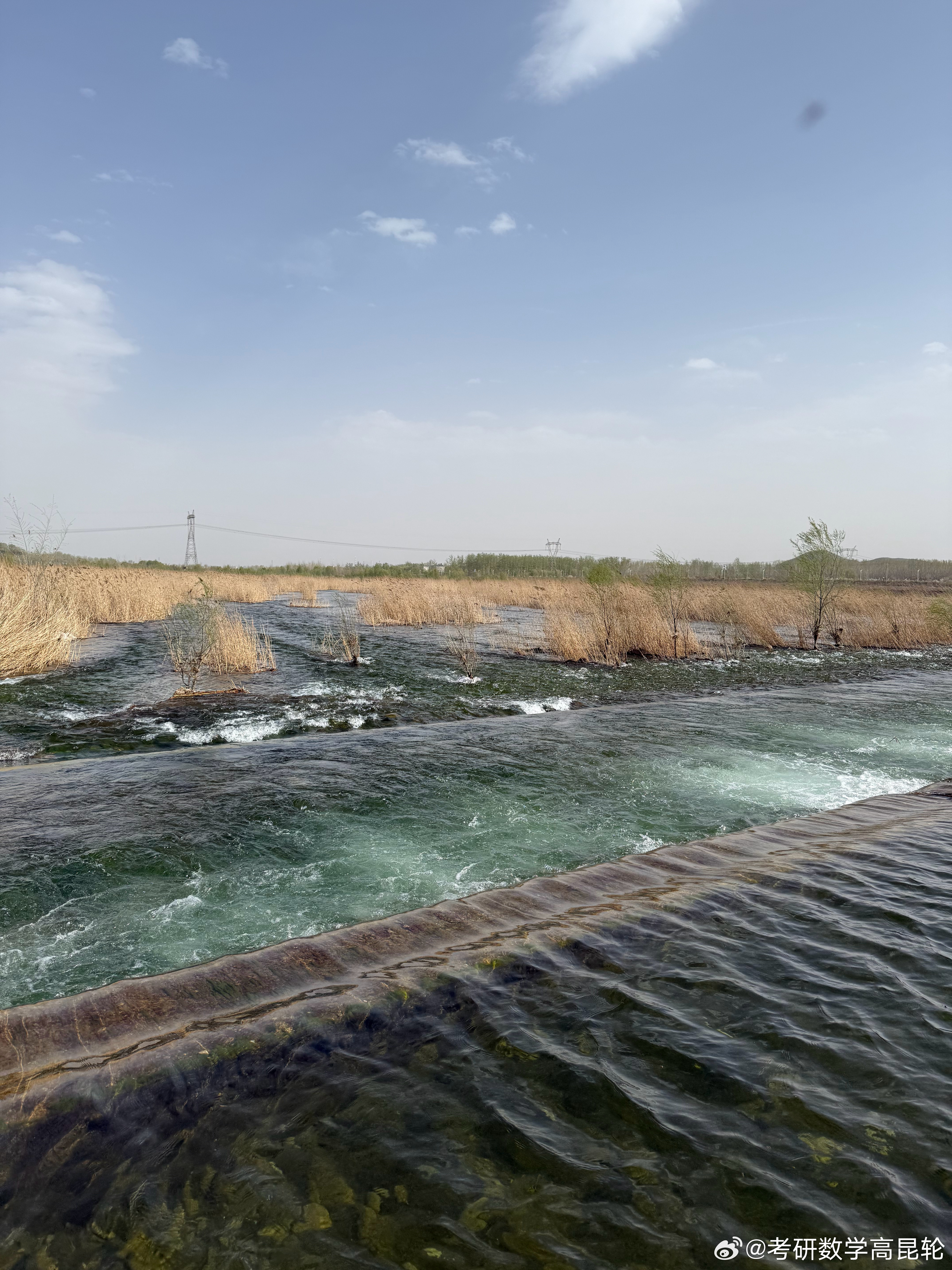 河边走走，春意盎然！ 