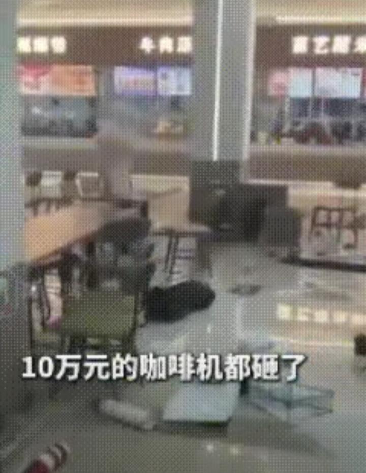 3月24日，吉林财经大学一男生食堂表白被拒，当场情绪失控，掀桌撒筷还打砸库迪咖啡