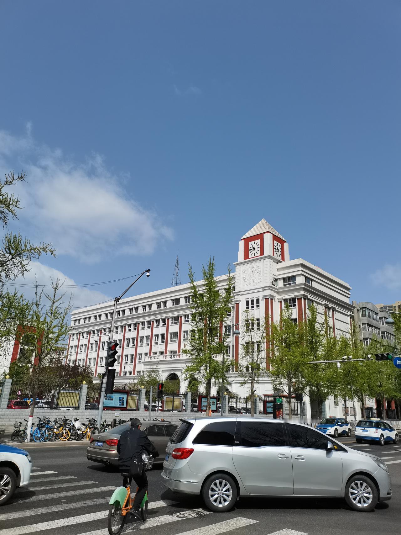 那天，上高三的小外孙女刚考完物理，一出考场就给女儿打电话：“妈，物理太难了，第一