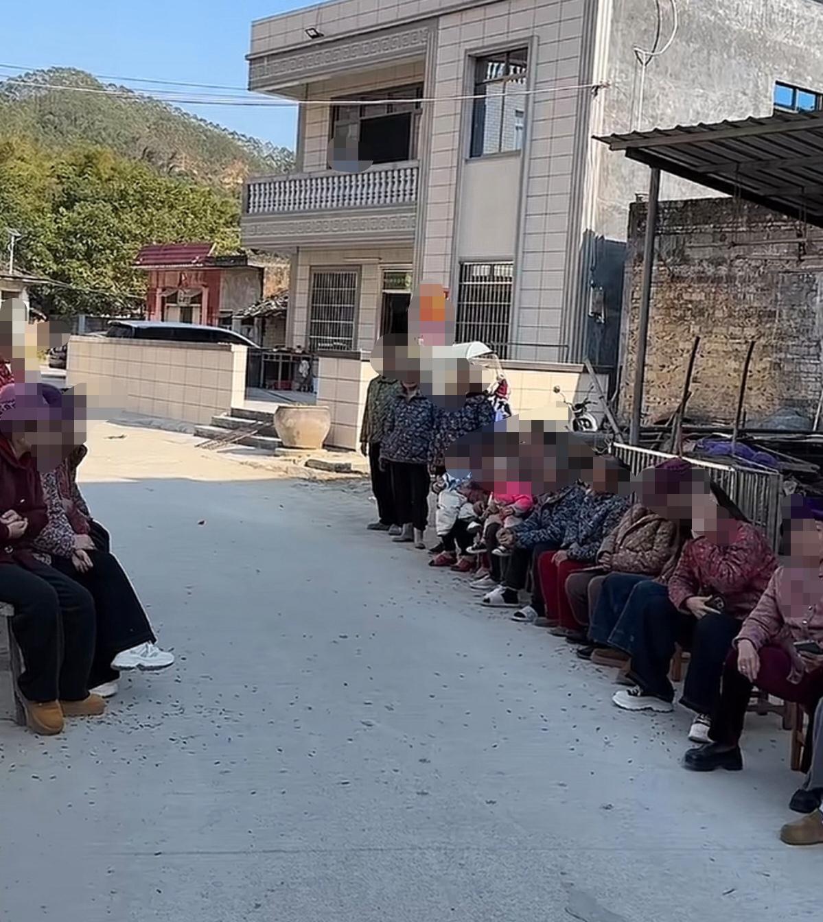 邻居们一旦聚在一起闲聊，就少不了八卦和攀比。八卦的是：你看，谁谁家媳妇跟婆婆吵架