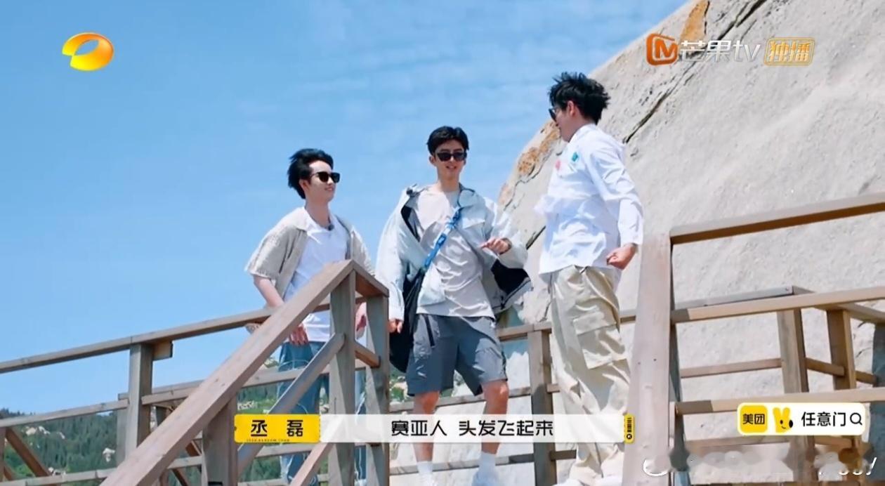 #张云龙喷了一瓶发胶# 笑不活了！张云龙什么都可以乱，发型不可以乱[笑cry]不