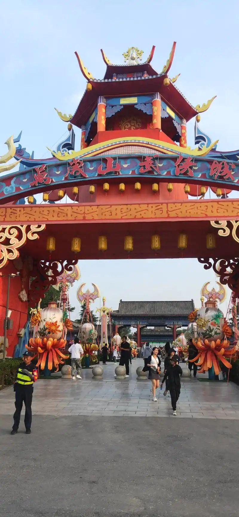 《开封万岁山武侠城》      2025年，开封万岁山武侠城和开封中国...