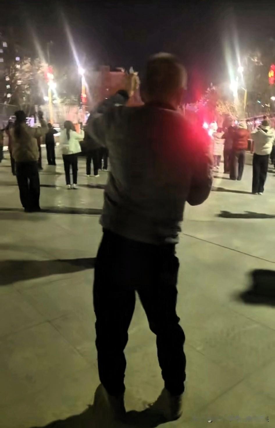 晚上在广场溜达，直接被这位大叔狠狠拿捏了！
 
你瞅他往人群中间一站，背挺得跟青