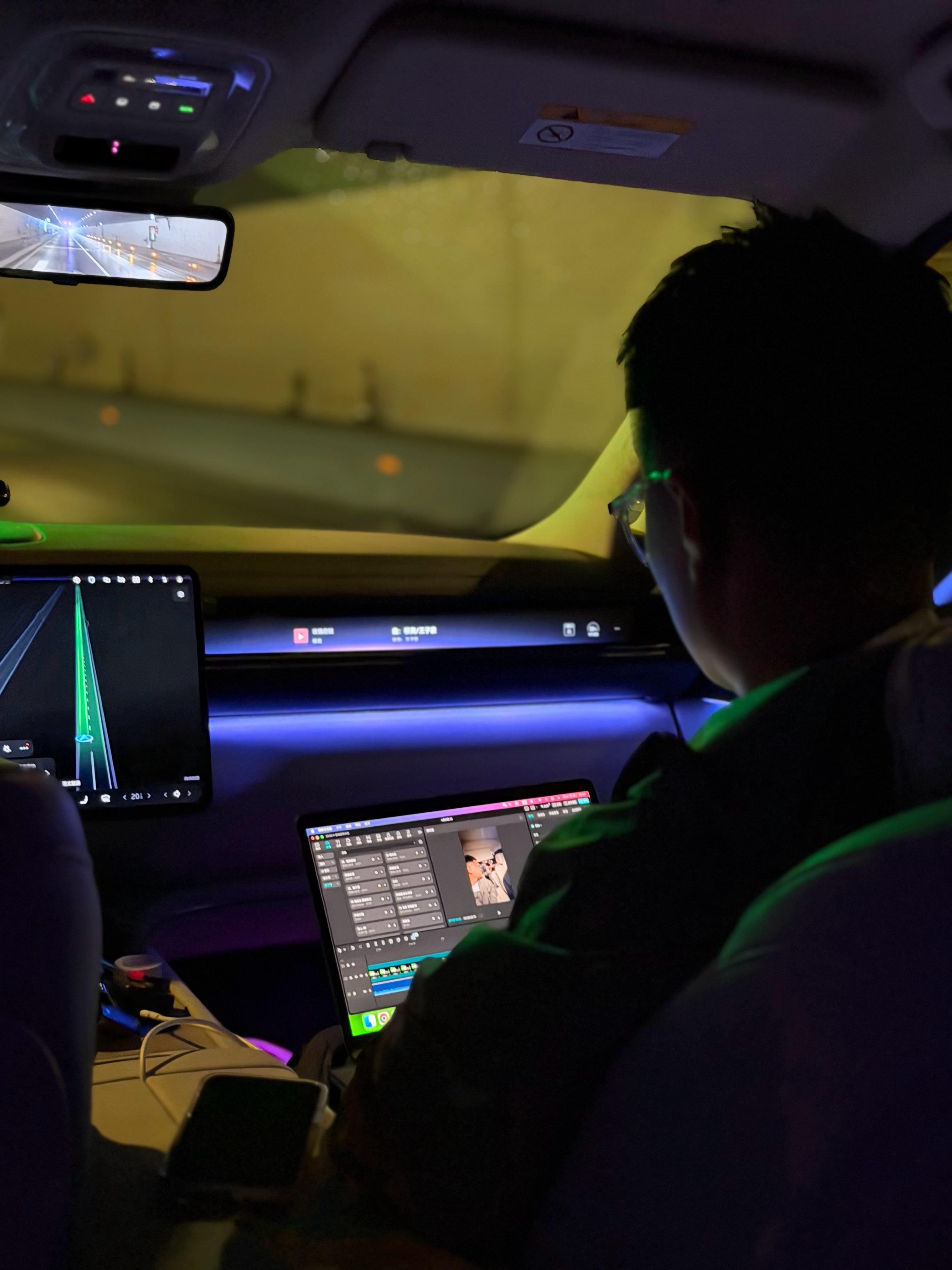 他们说认真工作的男人最帅。 