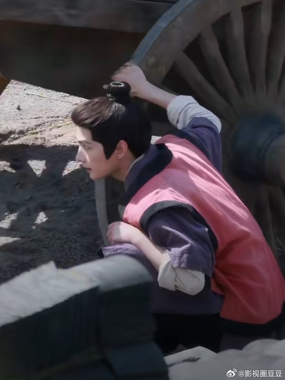 这一天天的都给杨洋穿了些什么呀，比昨天那披个窗帘布还离谱