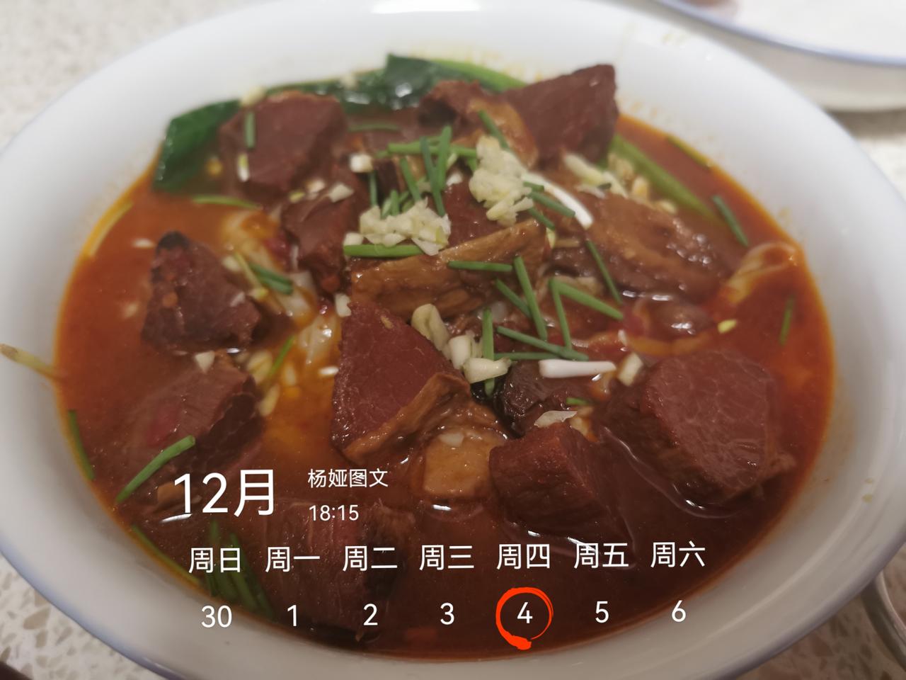 糍粑海椒、自调涪江酒浸十三香、自家三年豆瓣酱红烧牛肉。
晚上的重庆牛肉面。