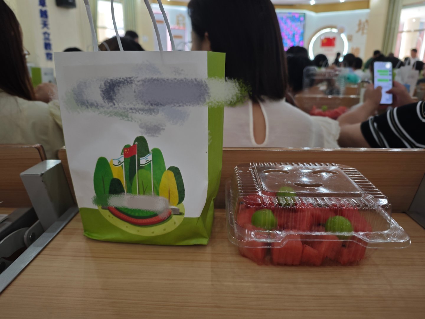咪的天啊来开会还准备伴手礼和水果（人手一份）们私立学校就是不一样啊