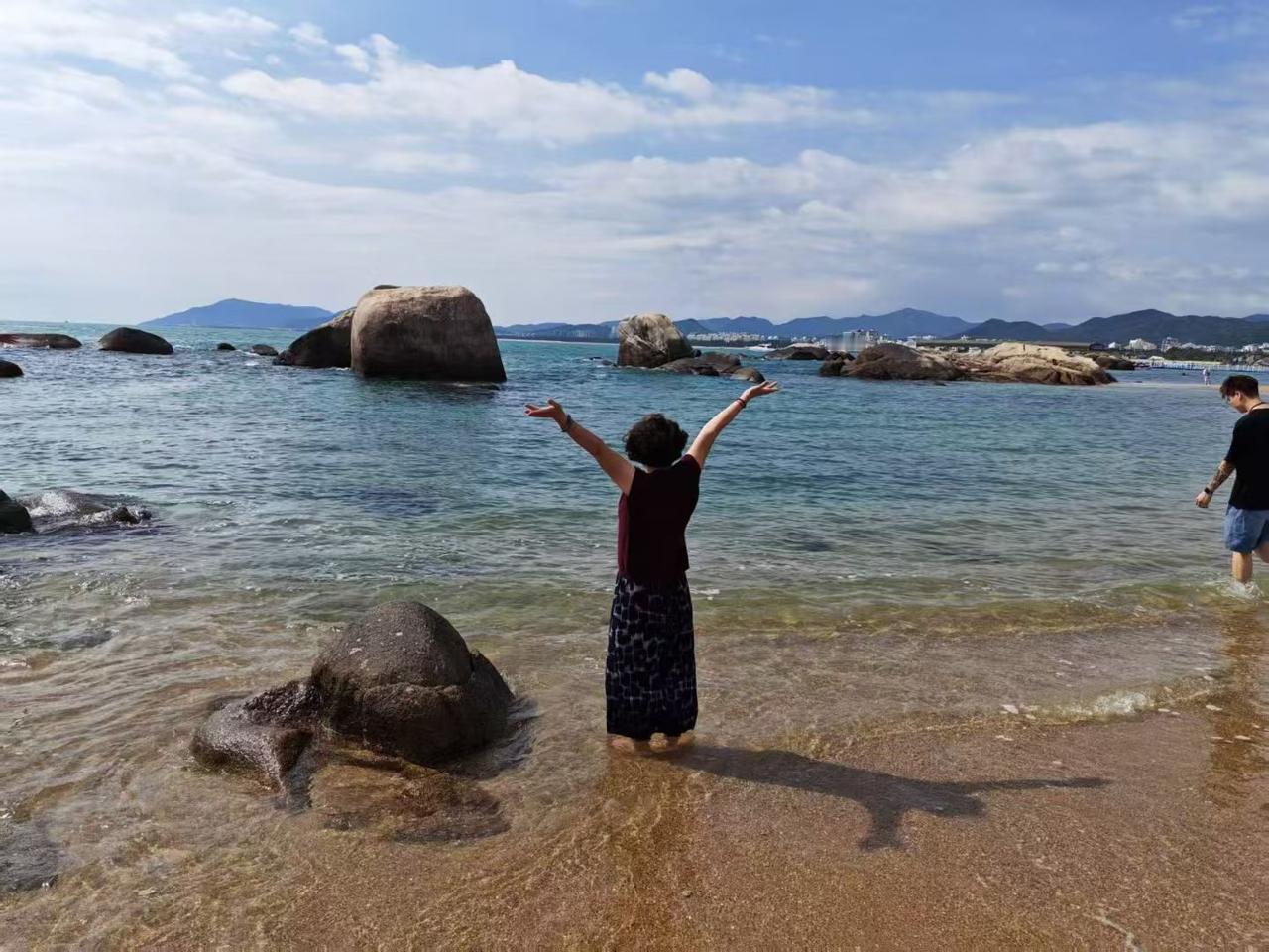 海风吹着手臂张开的弧度，把所有心事，都揉进浪与石的絮语里。
🏖️ 双脚陷进温软