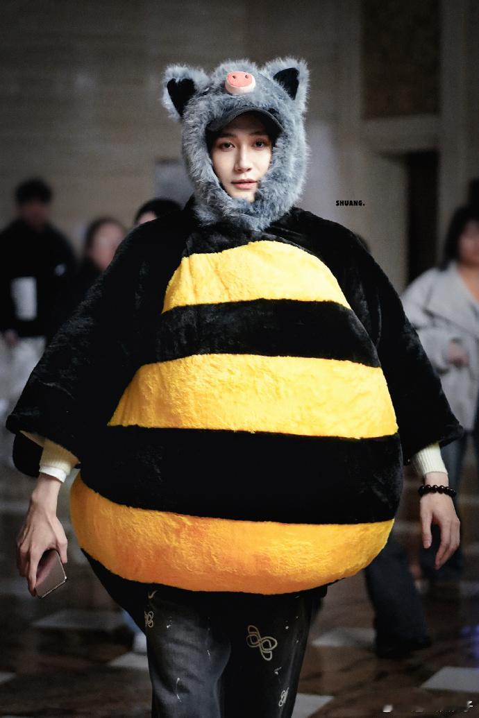 周五晚高疯 宇宙嗡嗡嗡周五晚高疯的嘉宾阵容真的太顶了，魏大勋、杨迪、王传君这些人