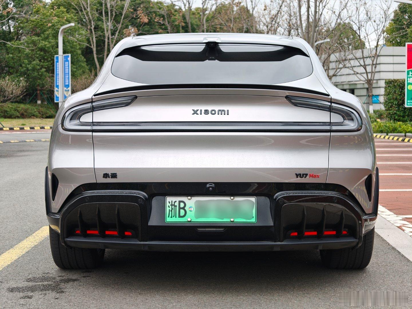 把YU7的前唇和后扰流板黑化了下(贴上去的)，有没有觉得看起来更运动些？ 