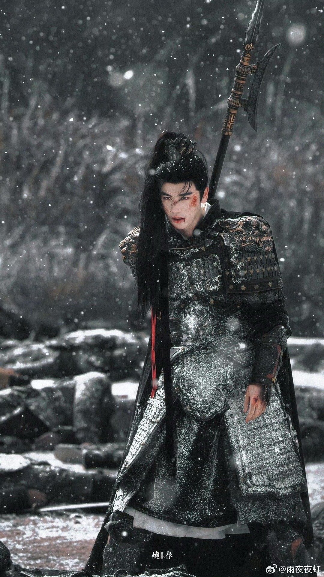 谢征雪地打戏帅成神了 谁能不被谢征雪地打戏惊艳到，雪与刀光交织，又燃又虐，张凌赫