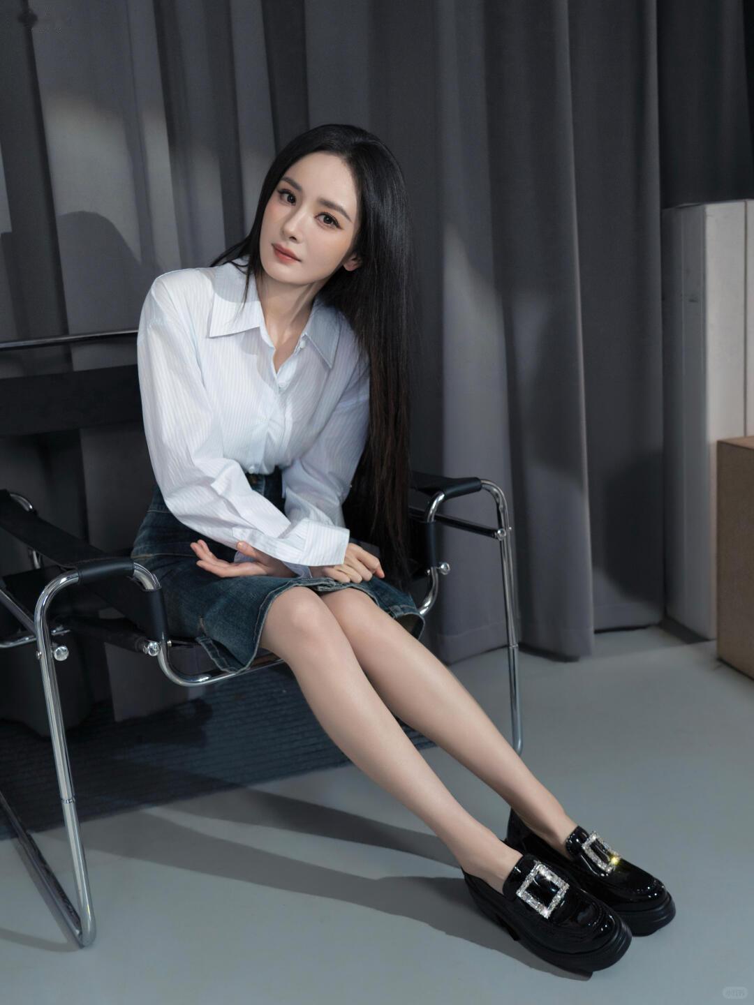 杨幂  捡到这张大图，杨幂的黑长直+美腿