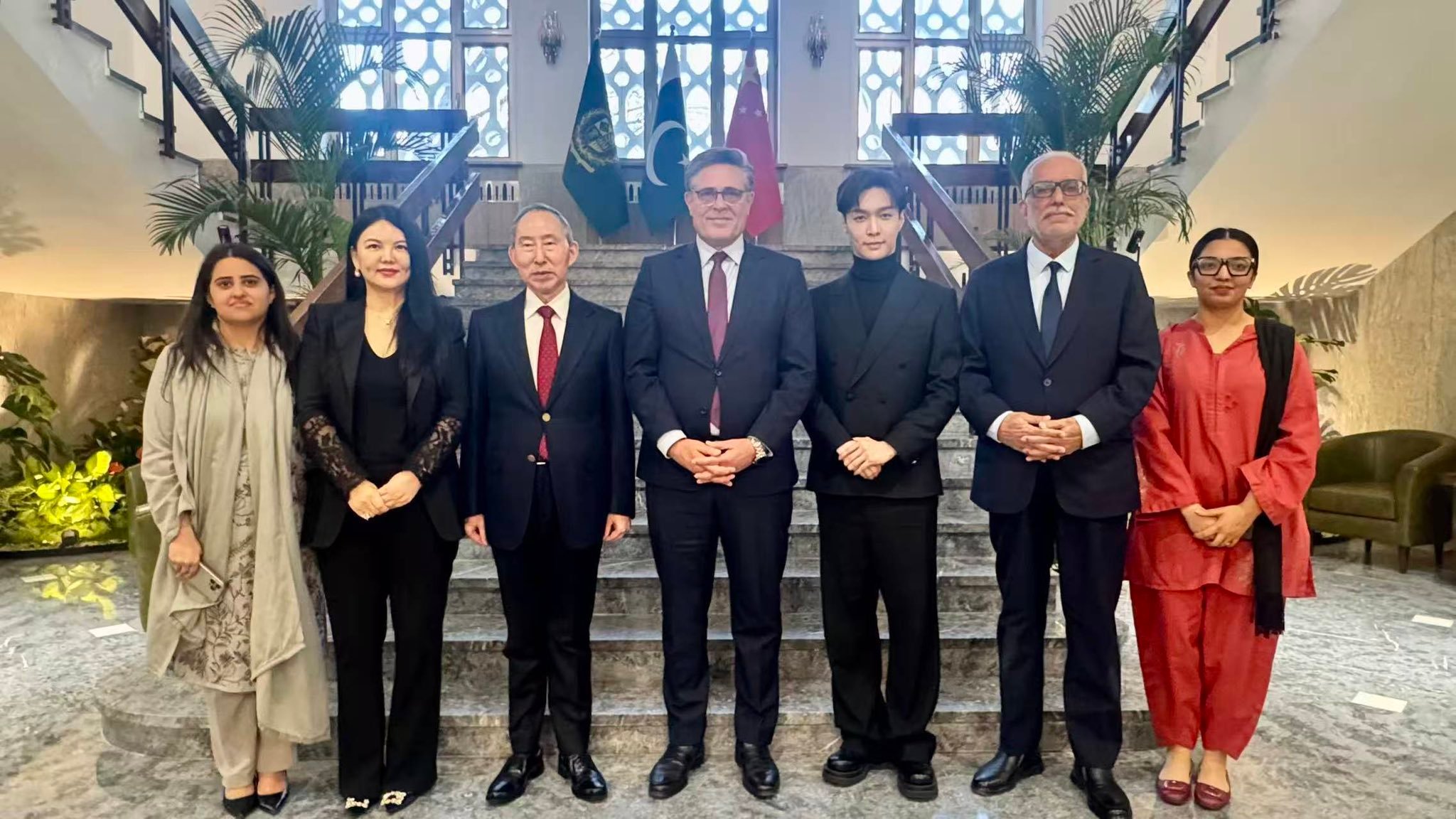 李湘全平台账号被禁止关注刚在想不到的地方看见李湘做活动。图1：巴基斯坦使馆发的。