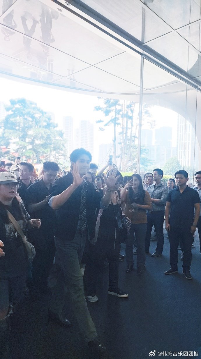 韩东君当同事是什么体验 韩东君这个一日店长也太全能了吧！讲车专业头头是道，给用户