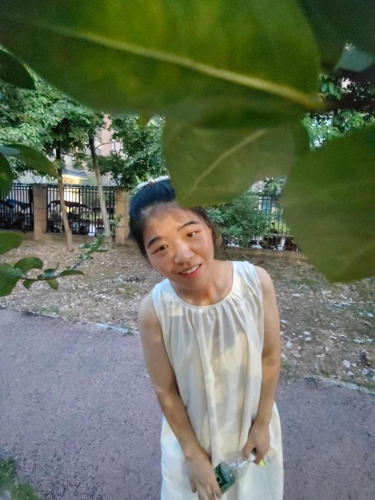 眼睛小小的 眉毛浓浓的 嘴巴很犟 心却很软形容自己最合适不过啦～