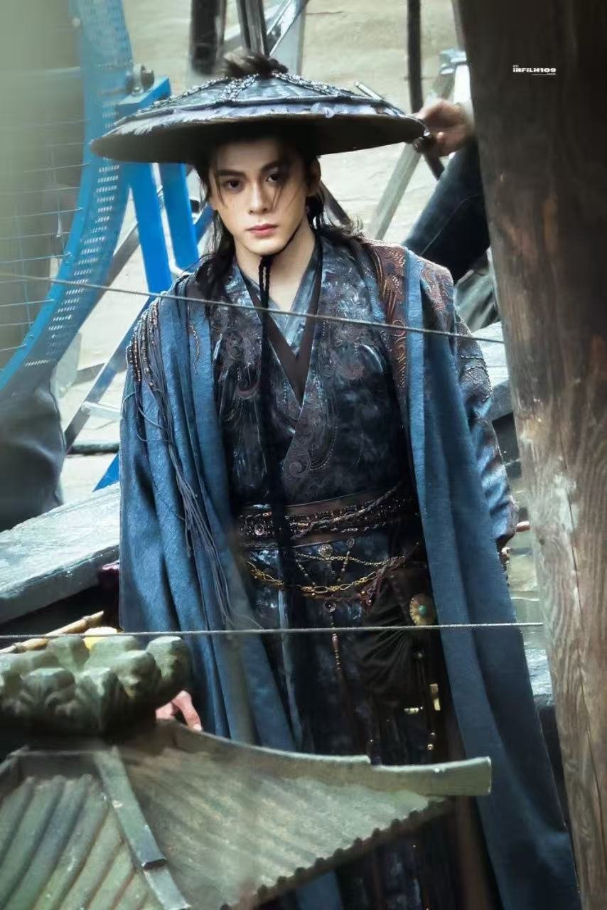 曾舜晞月鳞绮纪定妆造型金丝发冠配凌厉眉眼，曾舜晞演绎真龙画皮师，妆造氛围感封神，