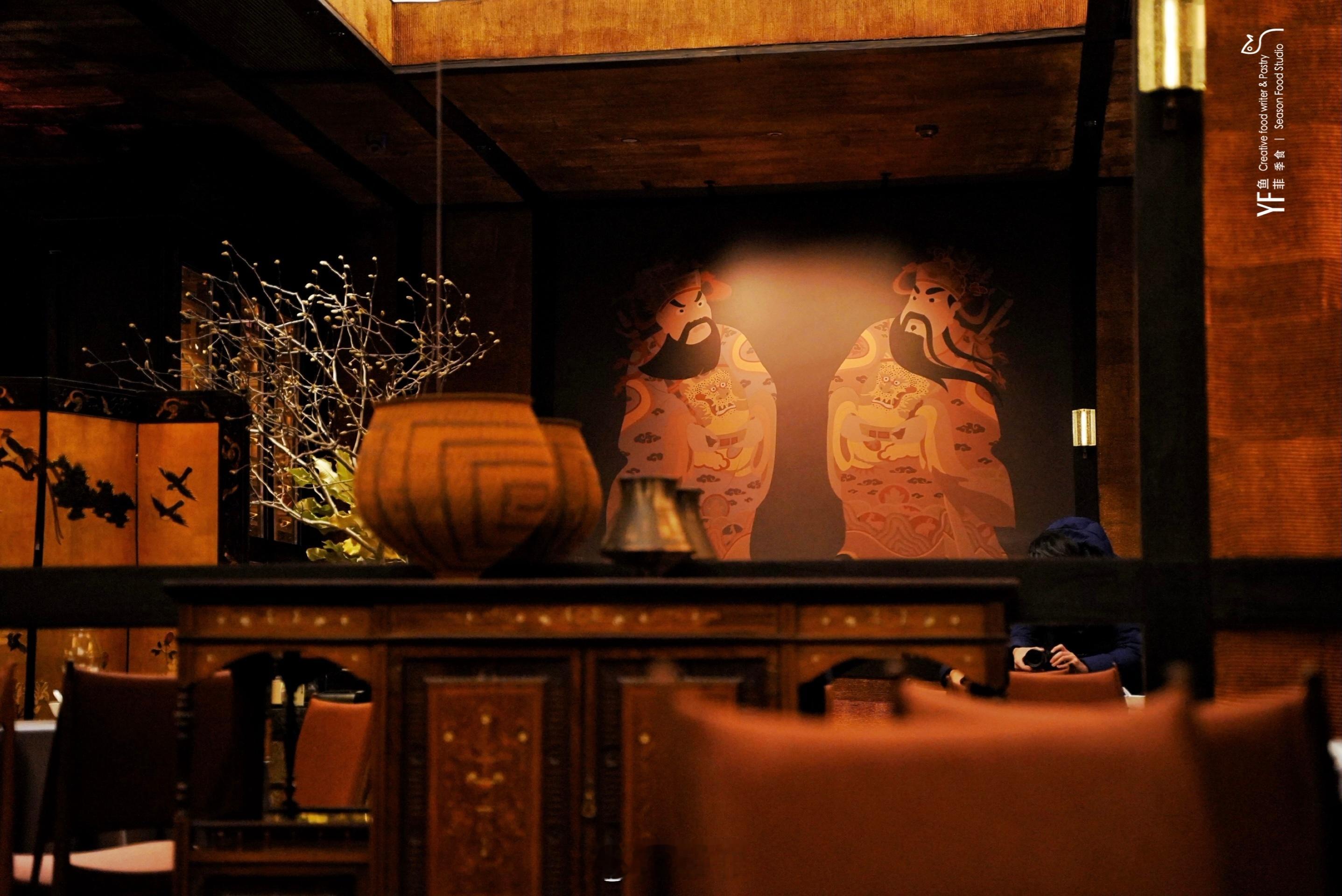 电梯一开顿觉这家餐厅的布局构思巧妙，以中式大宅美学为设计理念，暗香疏影的灯饰布局