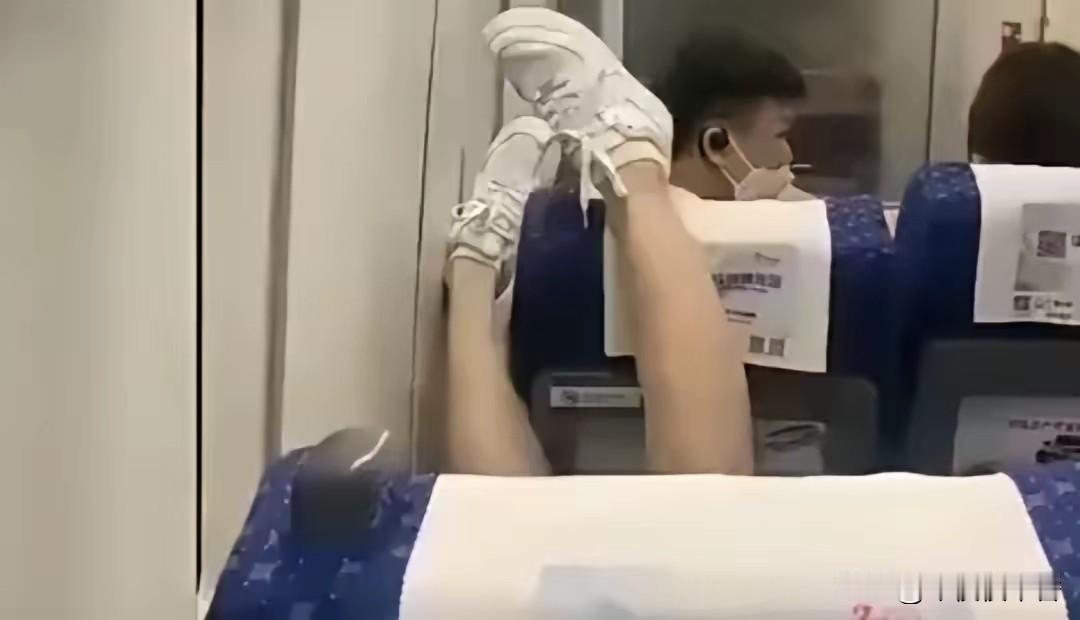 女子列车上把脚翘到前排头上，列车员乘警劝阻无效！结果来了
高铁车厢属于公共空间，