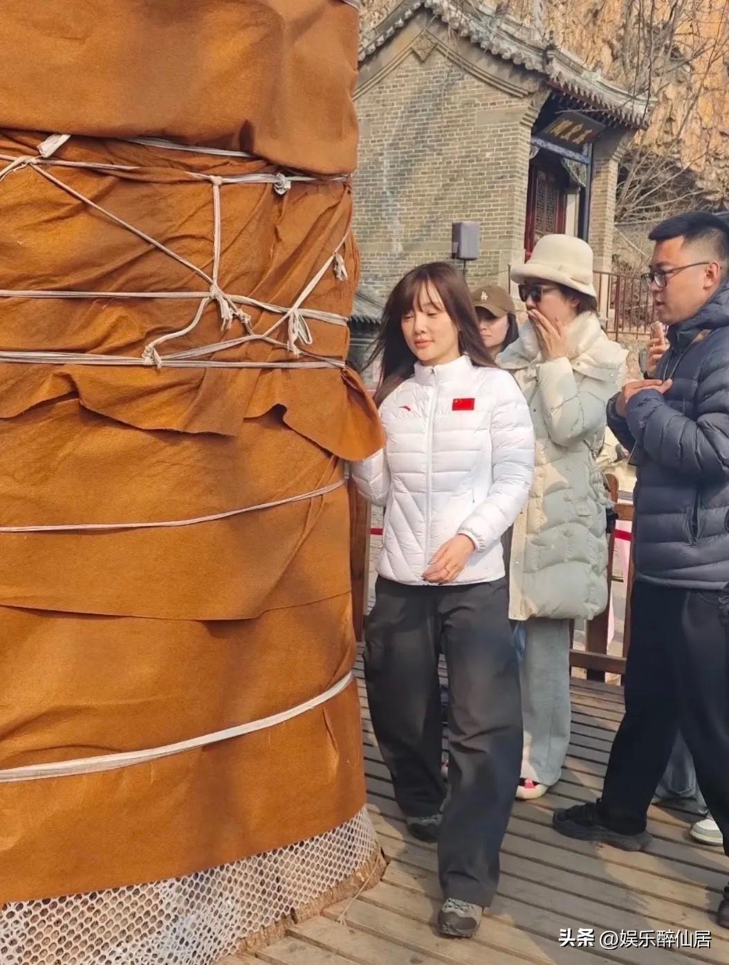 没有了美颜的明星，
也跟咱们普通人一样，
所以你大可不必自卑焦虑，
只要你穿的干