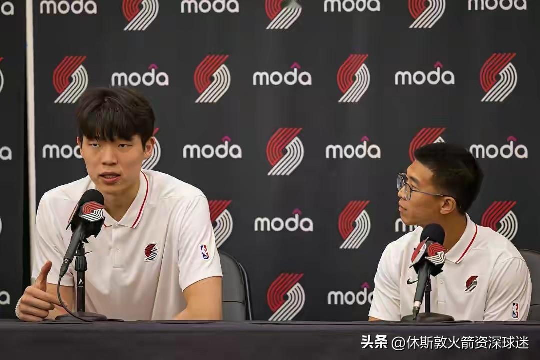 我想几年后杨瀚森一定会记住这个陪伴他多年的翻译，毕竟他一直在帮助他努力适应NBA