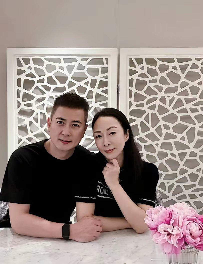 一边是保剑锋和现任妻子庆祝十七周年，一边是保剑锋前任被他起诉出庭，男人好像真的不