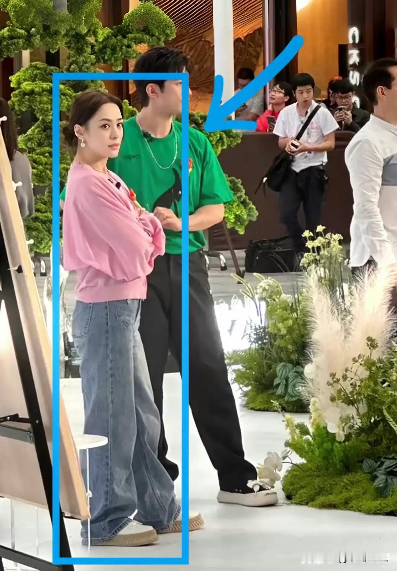 她真的很漂亮！除了有点矮之外。五官精致立体，360度无死角的美人，越看越喜欢。她