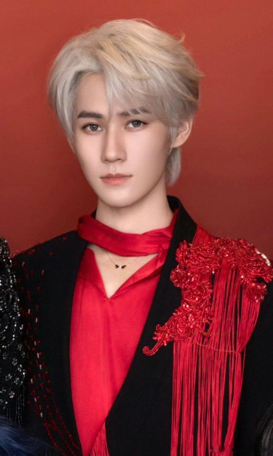 张真源银发真的非常的好看，而且大家还说他不上镜，根本不敢想象他本人有多好看 ​​