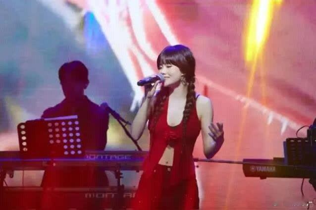 井迪一秒接住摔倒的糖果，这反应绝了！  井迪这波“神反应”太圈粉！接住糖果的瞬间